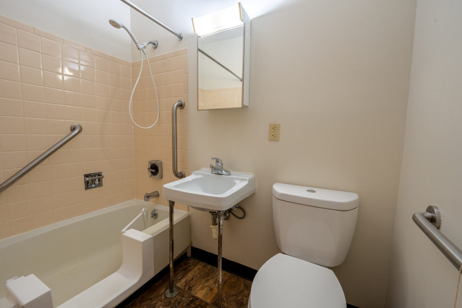 Meadow Park Apartments Bathroom